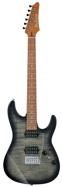 Eine elektrische Gitarre mit einem Body in Grautönen und einer Kopfplatte und einem Hals in Holztönen steht aufrecht vor einem weißen Hintergrund.