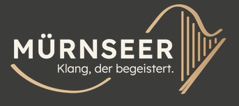 Das graue Bild zeigt den Schriftzug „MÜRNSEER Klang, der begeistert.“ in Weiß, der von beigefarbenen Linien umrahmt wird, und rechts davon eine stilisierte beigefarbene Harfe.