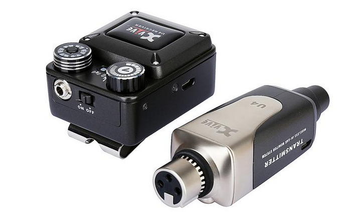 Abgebildet ist eine Nahaufnahme des XVive U4 Digitalfunksystems, bestehend aus einem schwarzen, rechteckigen Empfänger mit silbernen Drehknöpfen und einem silber-schwarzen, quaderförmigen Sender mit einem XLR-Anschluss.
