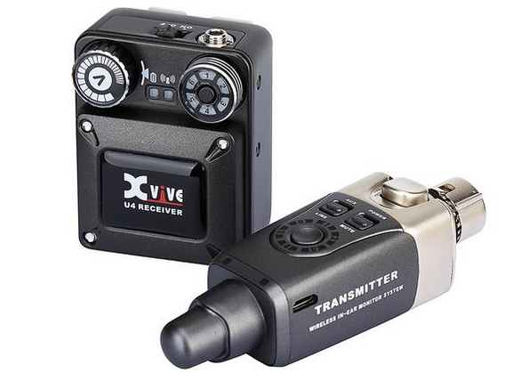 Zwei schwarze, rechteckige, elektronische Geräte mit silbernen Elementen darstellen ein XVive U4 - Digitalfunksystem für drahtlose In-Ear-Monitor-Systeme.