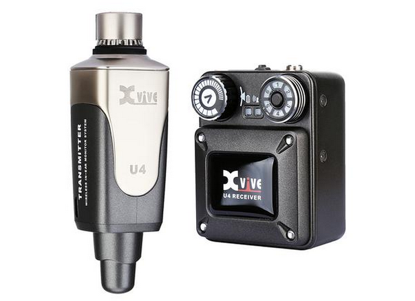 Das Bild zeigt ein XVive U4 Digitalfunksystem, bestehend aus einem silberfarbenen, länglichen Sender mit der Aufschrift "XVive U4 TRANSMITTER" und einem schwarzen, quaderförmigen Empfänger mit dem Logo "XVive U4 RECEIVER" und zwei runden Elementen.