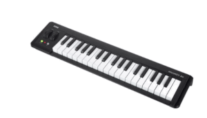 Das Bild zeigt ein schwarzes Korg microKEY2-37AIR MIDI Keyboard mit 37 weißen und schwarzen Tasten in der Draufsicht, wobei Bedienelemente links und die Modellbezeichnung rechts aufgedruckt sind.