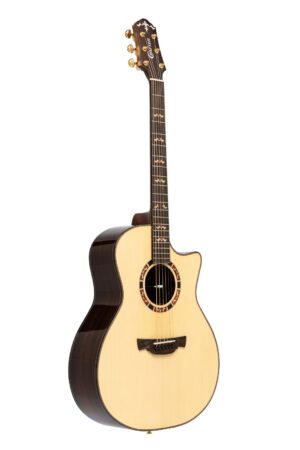 Eine Crafter STG G20CE PRO Akustikgitarre mit hellem Korpus, dunklem Zargen und Boden, Cutaway, verziertem Schallloch und Kopfplatte sowie goldenen Mechaniken steht aufrecht vor weißem Hintergrund.