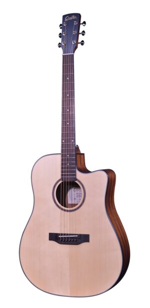 Das Bild zeigt eine Crafter Lite D16CE Akustikgitarre mit Cutaway, hellem Fichtenholz-Korpus und dunklem Holz für Zargen, Boden, Griffbrett und Kopfplatte.