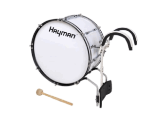 Eine weiße Hayman MDR-2612 Marching Bass Drum mit Aluminium-Tragegestell und einem Holzschlägel liegt auf dem Boden.