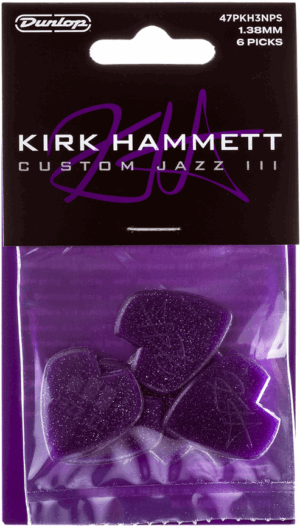 Das Bild zeigt eine dunkle, rechteckige Verpackung mit dem Schriftzug "Kirk Hammett Custom Jazz III" in lila Schrift, darunter eine durchsichtige Plastiktüte mit sechs dunkelblauen Plektren in Jazz-III-Form mit der Signatur von Kirk Hammett.