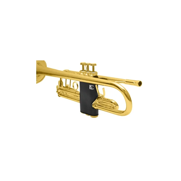 Nahaufnahme einer goldenen Trompete mit einem schwarzen BG PTV Lederschutz am Ventilgehäuse.