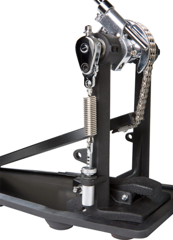 Nahaufnahme einer schwarzen Roland RDH-100 Kick Drum Pedal mit silberfarbenen Metallteilen wie Kette und Feder vor einem weißen Hintergrund.