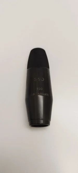 Das Bild zeigt ein schwarzes Henri Selmer Paris S90 190 Altsaxophon Mundstück mit darauf sichtbaren Schriftzügen, auf einem neutralen, hellen Hintergrund.