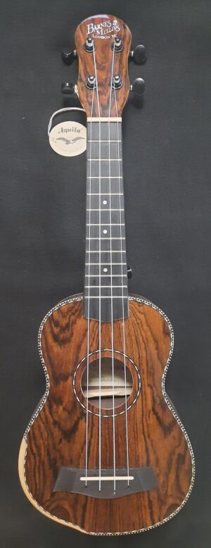 Die braune Barnes & Mullins BMUK8S Sopran Ukulele mit dunklem Griffbrett und Kopfplatte wird frontal gezeigt.