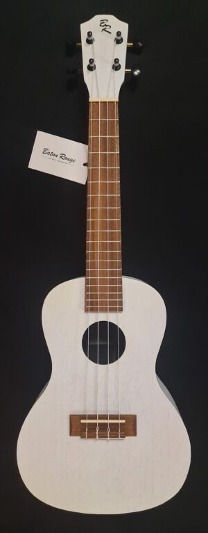 Das Bild zeigt eine weiße Baton Rouge VX2/CE-SW Konzert - E-Ukulele mit hellem Griffbrett und einem Preisschild links am Hals.