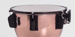 Das Bild zeigt eine Adams Renaissance Fell 23″ Uni Pauke mit einem kupferfarbenen Kessel und schwarzer Hardware vor einem neutralen Hintergrund.