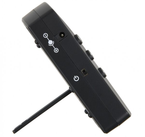 Detailaufnahme eines schwarzen Aroma Metronoms AM-703 aus Kunststoff mit einem ausklappbaren Standfuß, mehreren Knöpfen und Anschlüssen an der Seite.
