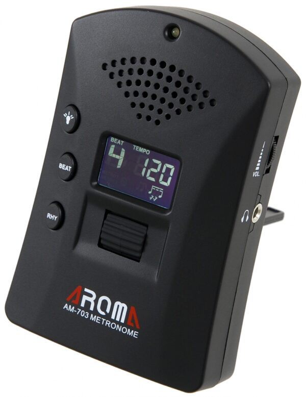 Ein schwarzes, rechteckiges Aroma AM-703 Metronom mit abgerundeten Ecken zeigt ein Display, eine Lautsprecheröffnung, Bedienknöpfe, ein Drehrad, sowie Anschlüsse für Kopfhörer und ein Mikrofon.