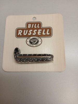 Auf einer beigen Pappkarte mit dem braunen Aufdruck "BILL RUSSELL" ist ein silbergrau-schwarz gemusterter Kapodaster abgebildet.