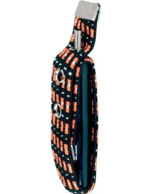 Ein elastischer Gitarren-Kapodaster von Fire & Stone mit einem Muster aus orangefarbenen und schwarzen Rechtecken, silberfarbenen Ösen und einem Metallschnallenverschluss liegt seitlich.