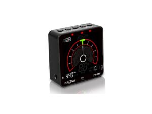 Nahaufnahme eines schwarzen, würfelförmigen Fzone Technology F1-MT Metro-Tuners mit roter Skala und digitaler Anzeige, der auf einem weißen Hintergrund platziert ist.