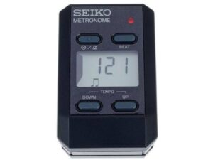 Ein schwarzes Seiko DM51 Digital Metronom mit einem grauen Display, den Aufschriften "SEIKO METRONOME", "BEAT", "DOWN", "TEMPO" und "UP" sowie einer roten LED befindet sich vor einem weißen Hintergrund.