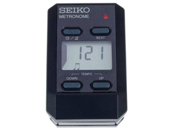 Ein schwarzes Seiko DM51 Digital Metronom mit einem grauen Display, den Aufschriften "SEIKO METRONOME", "BEAT", "DOWN", "TEMPO" und "UP" sowie einer roten LED befindet sich vor einem weißen Hintergrund.