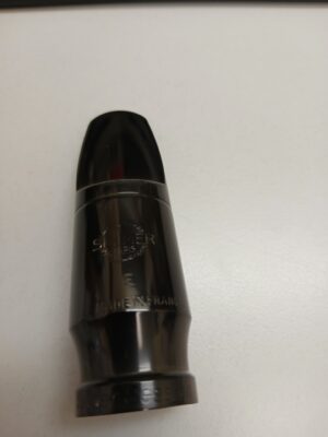 Ein schwarzes Henri Selmer Paris Super Session E Altsaxophon Mundstück liegt vor einem weißen Hintergrund.