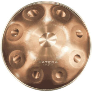 Das Bild zeigt eine Patera Handpan G2-MOLL / 55cm / 440 Hz / 9-Töne HPGM-2 in einer bronzefarbenen Optik mit kreisförmig angeordneten Klangfeldern und einer zentralen Erhebung.