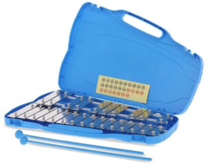 Ein GEWA Glockenspiel Chromatic befindet sich in einer geöffneten, hellblauen Plastikbox mit Tragegriff, wobei die silberfarbenen Klangplatten des Instruments, eine Übersichtstabelle mit Noten und zwei hellblaue Schlägel sichtbar sind.