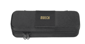 Schwarzes, längliches Moeck Etuikästchen für eine Rottenburgh Sopranblockflöte mit Reißverschluss und dem goldenen Schriftzug "MOECK" auf einem schwarzen Stoffband.