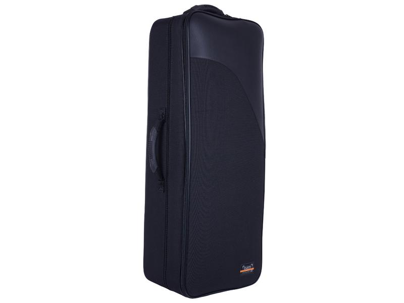 Das Bild zeigt ein stehendes, schwarzes BAM Conservatoire Tenor Saxophon Etui mit einem Griff an der Seite und einem weiteren Griff oben.