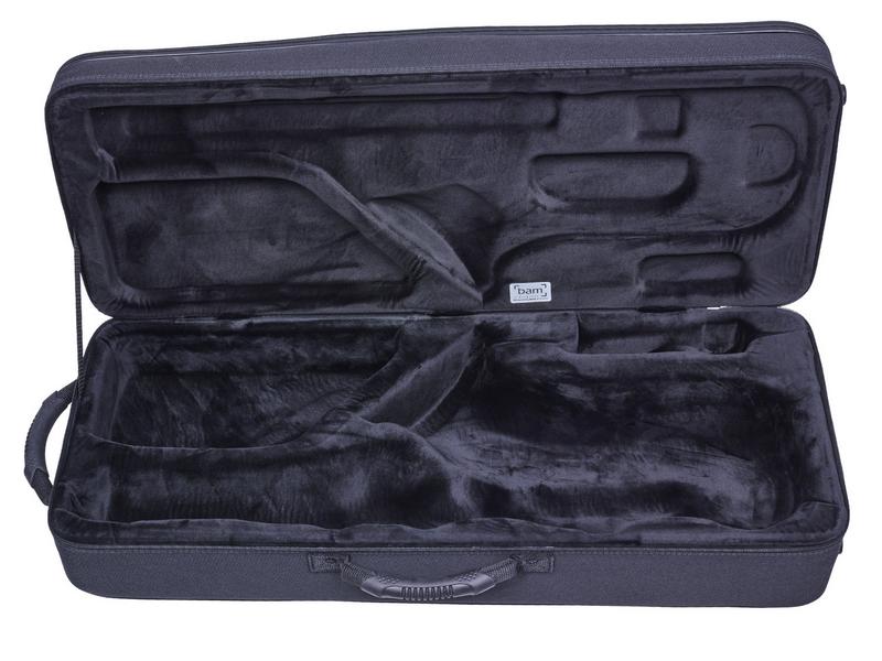 Geöffneter schwarzer BAM Conservatoire Tenor Saxophonkoffer mit schwarzem, samtartigem Innenfutter und Aussparungen für das Instrument.