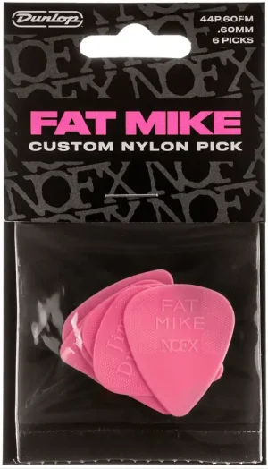 Ein schwarzes Blisterpack zeigt sechs rosafarbene Dunlop Fat Mike Custom Nylon Plektren mit schwarzer Schrift vor einem Hintergrund mit dem NOFX-Logo.