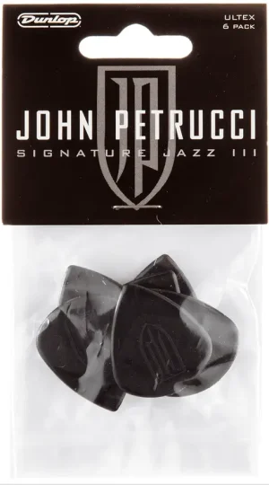 Eine Verpackung von schwarzen Dunlop John Petrucci Jazz III Plektren, bestehend aus sechs Stück, die in einer durchsichtigen Plastikhülle mit schwarzem Pappaufhänger präsentiert werden, auf dem der Name "John Petrucci Signature Jazz III" und ein stilisiertes Logo abgebildet sind.