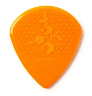Das Bild zeigt ein orangefarbenes Dunlop Matthew K. Heafy Ascendancy Jazz III Plektrum mit einem geprägten Muster und der Aufschrift "Dunlop U.S.A.".