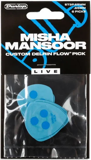 Eine Packung Dunlop Misha Mansoor Custom Delrin Flow Live Plektren mit sechs hellblauen Gitarrenplektren, die jeweils vier dunkelblaue Punkte tragen, ist in einer durchsichtigen Plastikverpackung untergebracht, die oben einen schwarzen Karton mit weißer Schrift und blauen grafischen Elementen aufweist.