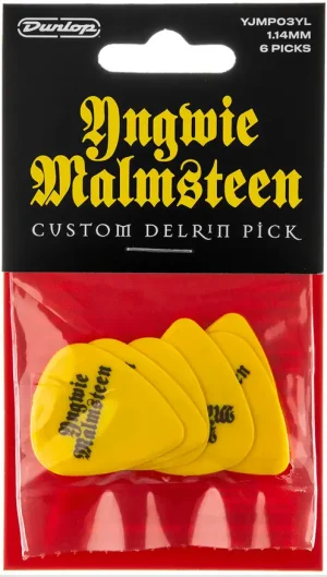 Das Bild zeigt eine Packung von sechs gelben Dunlop Yngwie Malmsteen Custom Delrin Plektren der Stärke 1,14mm, verpackt in einer rot unterlegten Plastikhülle mit einem schwarzen Kartonoberteil, auf dem der Name "Yngwie Malmsteen" in goldener Schrift steht.