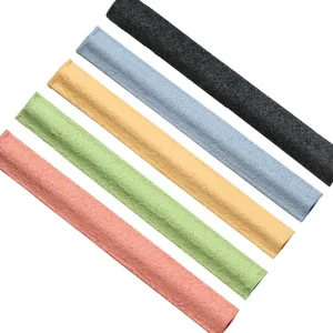 Das Bild zeigt sechs Roi Flöte Master Cleaner Wischerstäbe (FMC) in Schwarz, Hellblau, Beige, Hellgrün und Lachsfarbe, die diagonal auf einer weißen Fläche angeordnet sind.