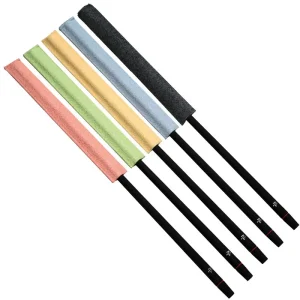 Das Bild zeigt fünf Roi Flöte Master Cleaner Wischerstäbe mit einem schwarzen Stab und einem rechteckigen Baumwolltuch in den Farben rosa, grün, gelb, hellblau und schwarz.