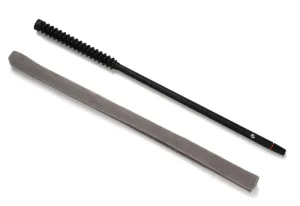 Ein Roi Flöte Master Cleaner II Wischerstab (FMC II) liegt neben einer grauen Schutzhülle auf einem weißen Hintergrund.