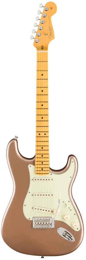 Die Abbildung zeigt eine Fender AM Pro CLSC Stratocaster MN FFMG E-Gitarre mit einem roségoldfarbenen Korpus, einem Ahornhals und -griffbrett sowie einem weißen Schlagbrett.