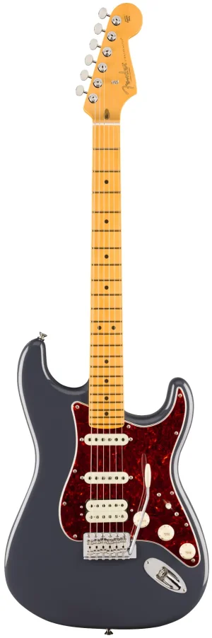 Eine Fender Am Pro CLSC Stratocaster HSS MN FBLK E-Gitarre mit einem schwarzen Korpus, einem Ahornhals und einem rot-braunen Schlagbrett wird in einer Frontalansicht gezeigt.