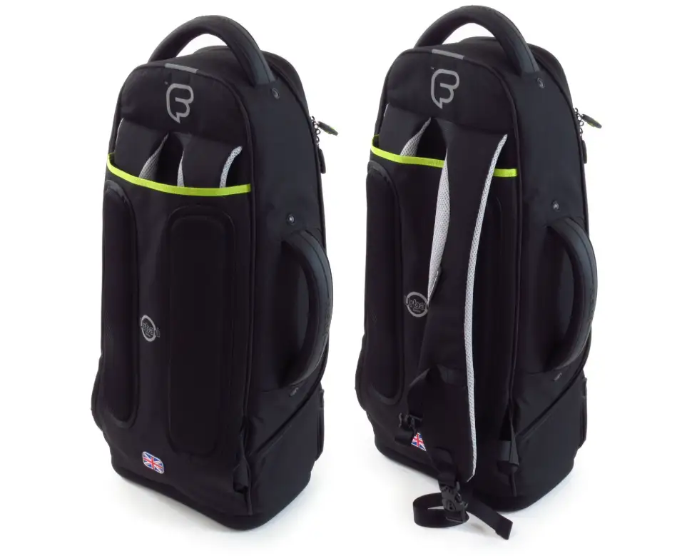 Zwei Ansichten einer schwarzen Fusion Urban Altsaxophontasche mit Tragegriff, Außentaschen mit hellgrünen Akzenten und weißen Schultergurten vor einem weißen Hintergrund.