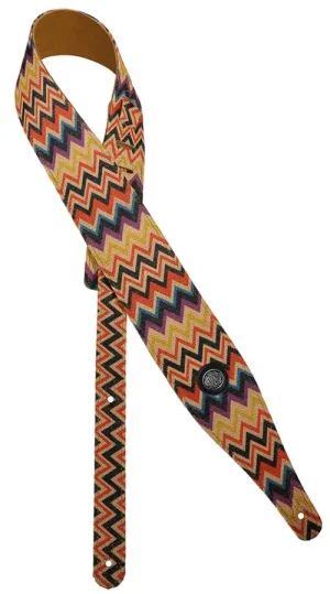 Ein Gaucho GST-240 06 Gitarrengurt mit einem Zickzackmuster aus orangen, gelben, lila und schwarzen Linien liegt auf einem weißen Hintergrund.