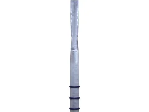 Ein einzelnes, durchsichtiges Legere Classic Oboe Medium Soft Oboenrohr ist vertikal zentriert vor einem weißen Hintergrund abgebildet und weist drei dunkle Ringe am unteren Ende auf.