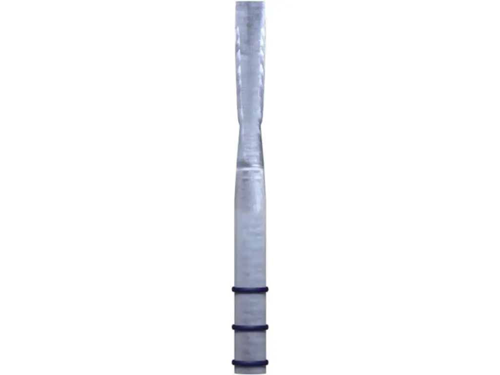 Ein einzelnes, durchsichtiges Legere Classic Oboe Medium Soft Oboenrohr ist vertikal zentriert vor einem weißen Hintergrund abgebildet und weist drei dunkle Ringe am unteren Ende auf.
