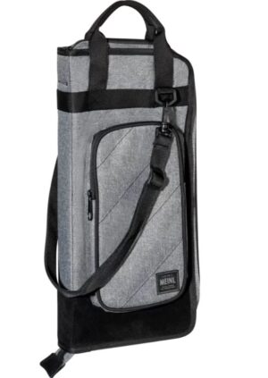 Eine hellgraue Meinl MSCBGY Sticktasche mit schwarzen Akzenten, einem Tragegriff und einem Schultergurt ist frontal dargestellt.