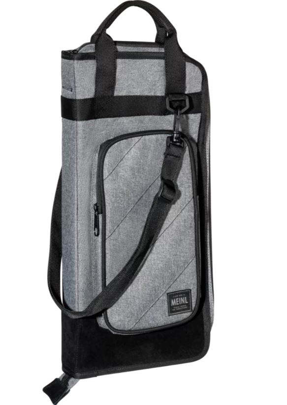 Eine hellgraue Meinl MSCBGY Sticktasche mit schwarzen Akzenten, einem Tragegriff und einem Schultergurt ist frontal dargestellt.