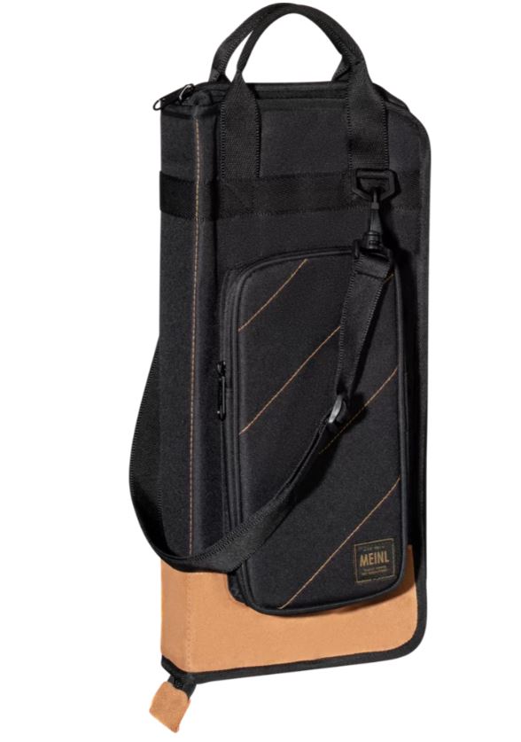 Schwarze Meinl MSCBBK Sticktasche mit Tragegriff und Umhängegurt, einer aufgesetzten Tasche mit diagonalen Ziernähten und einem hellbraunen unteren Abschluss ist abgebildet.