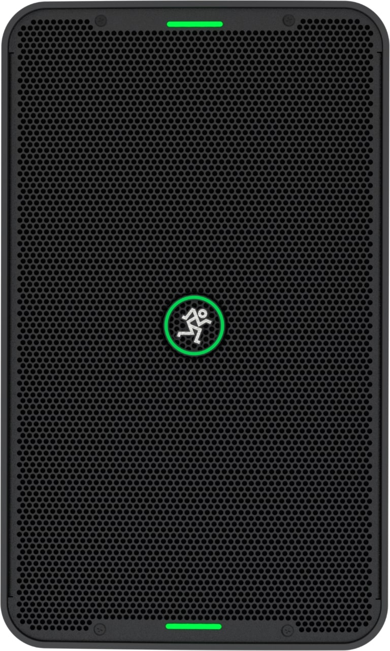 Abgebildet ist ein rechteckiger, schwarzer Lautsprecher mit einem Lochgitter auf der Vorderseite, dem grünen Mackie-Logo in der Mitte und grünen LED-Leuchten oben und unten.