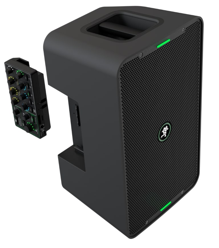 Ein einzelner, schwarzer, rechteckiger Lautsprecher mit einem Griff an der Oberseite und einer grünen LED-Leiste oben und unten steht neben einem kleinen, schwarzen Audiomischpult.