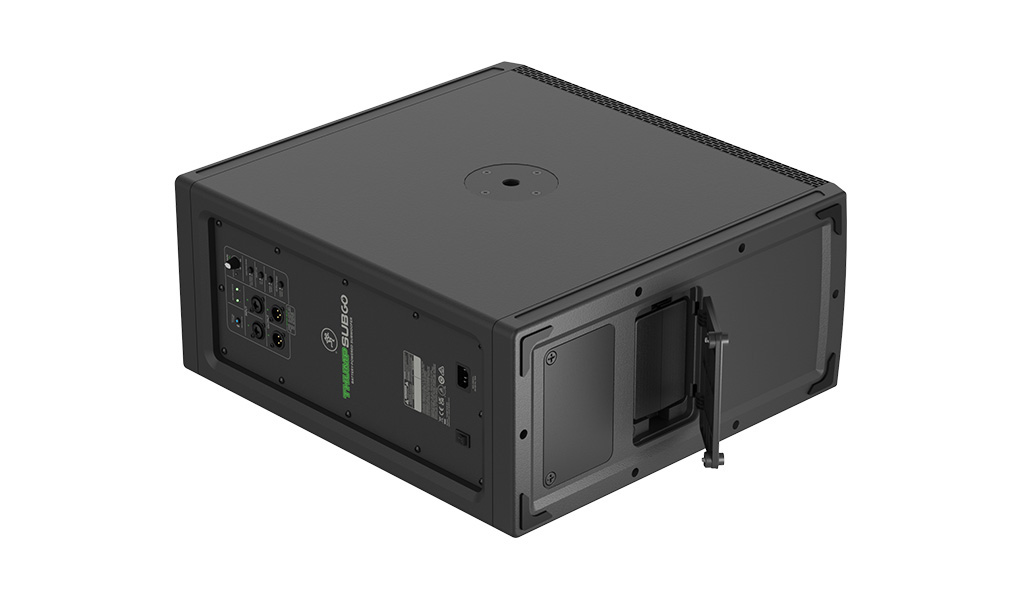 Ein perspektivisch dargestellter, würfelförmiger, mattschwarzer Mackie Thump Sub GO Subwoofer ist zu sehen, wobei die Rückseite mit Anschlüssen und Bedienelementen teilweise sichtbar ist.