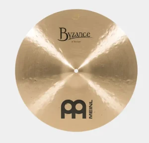 Das Bild zeigt ein goldenes Meinl Byzance Thin Crash 16" Becken vor einem hellgrauen Hintergrund, wobei der "Byzance"-Schriftzug und das Meinl-Logo deutlich sichtbar sind.